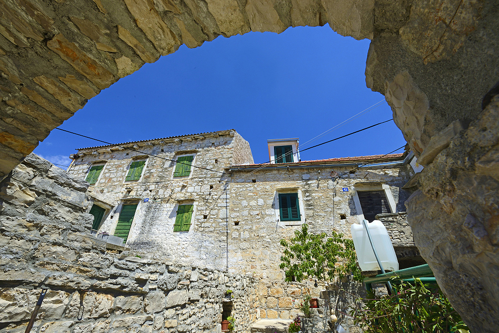 Kompozice obrazu rámování průhledem pod mostem