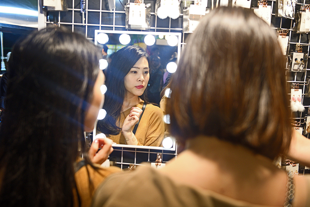 Kompozice obrazu rámování odrazem a popředím